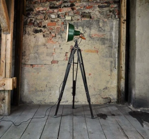 Lampa na trójnogu w stylu loft  - Loffton