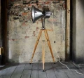 Lampa na trójnogu w stylu loft - Stalone, naturalne drewno
