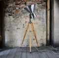 Lampa na trójnogu w stylu loft - Staldron, naturalne drewno
