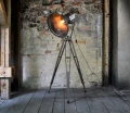 Lampa na trójnogu w stylu loft - Stalone, szara