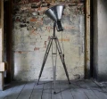 Lampa na trójnogu w stylu loft - Stalone, szara