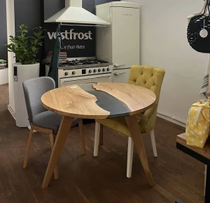 OD RĘKI Stół powystawowy dębowy stół z zatopioną w blacie żywicą Blackriver